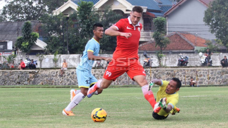 Striker Persija Jakarta Yevgeny Kabaev mencoba melewati kiper Perserang. Sampai uji coba terakhir ini, Kabaev belum menunjukan performa yang memuaskan. Copyright: © Herry Ibrahim/INDOSPORT